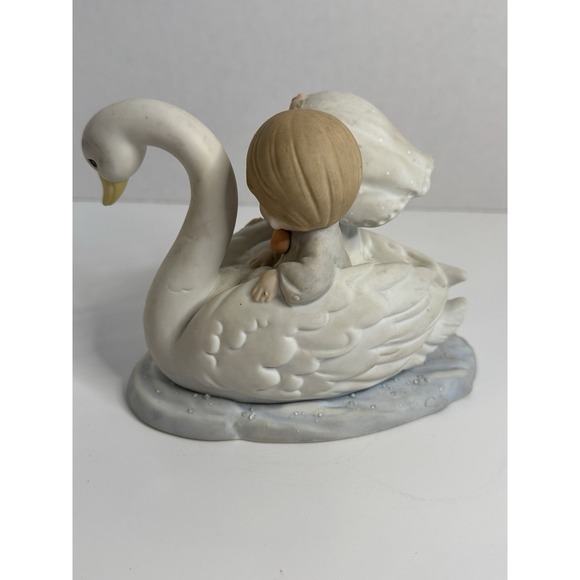 Precious Moments Figurine Our Love Will Flow Eternal 588059C Wedding Couple - Picture 3 of 8